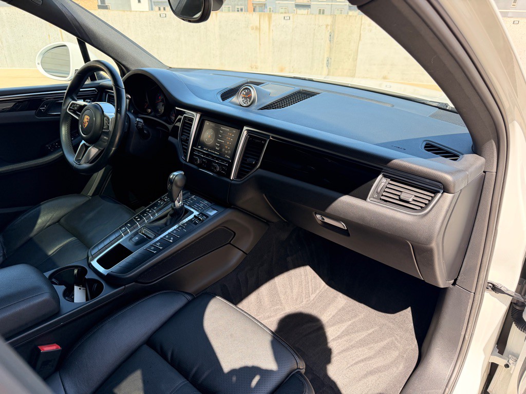 2015 Porsche Macan Image 22
