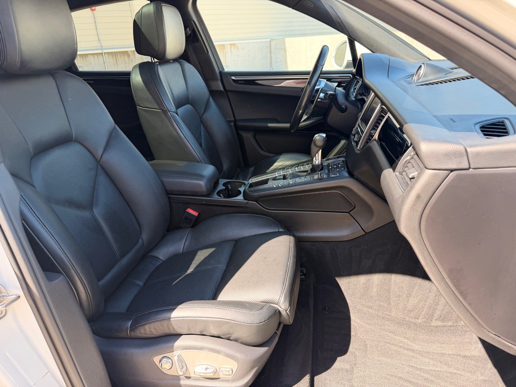 2015 Porsche Macan Image 23