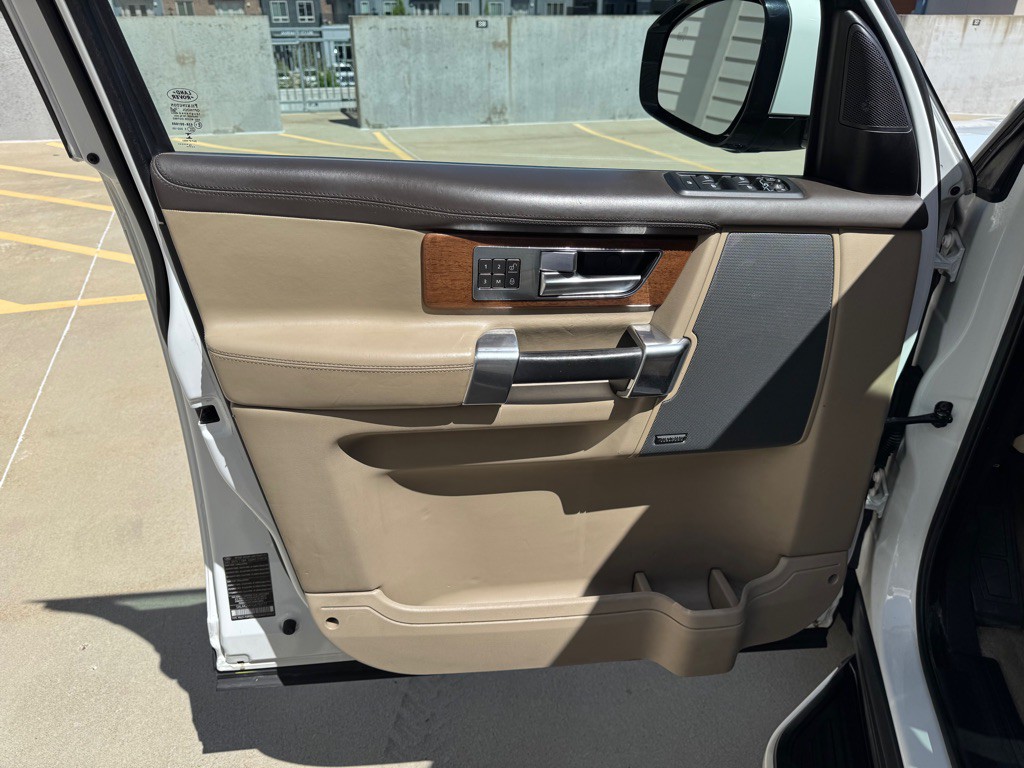 2016 Land Rover LR4 Image 11