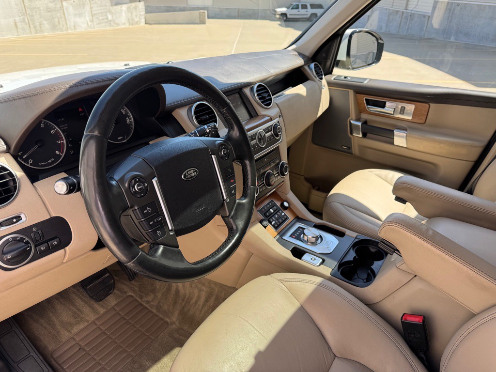 2016 Land Rover LR4 Image 12