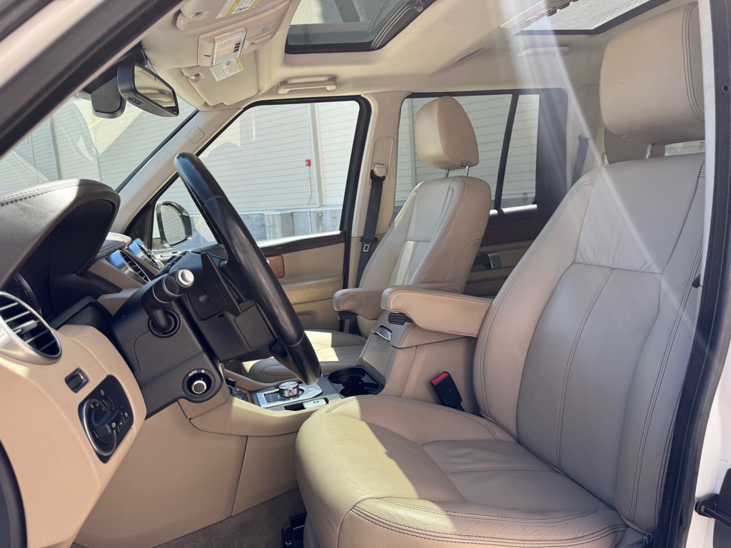 2016 Land Rover LR4 Image 13