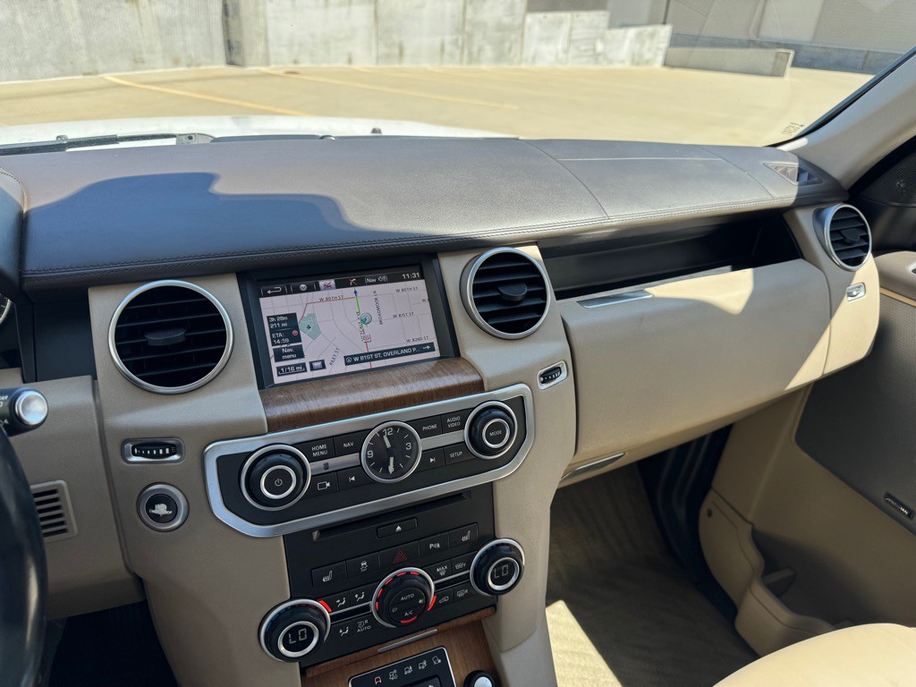 2016 Land Rover LR4 Image 17