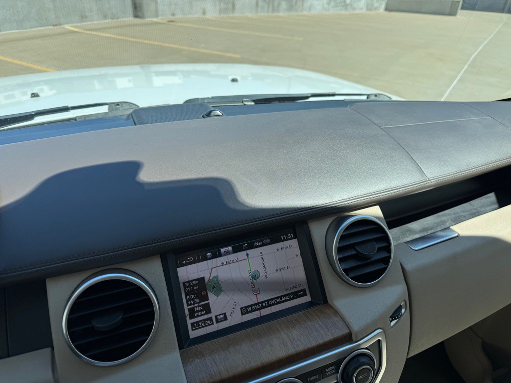 2016 Land Rover LR4 Image 18