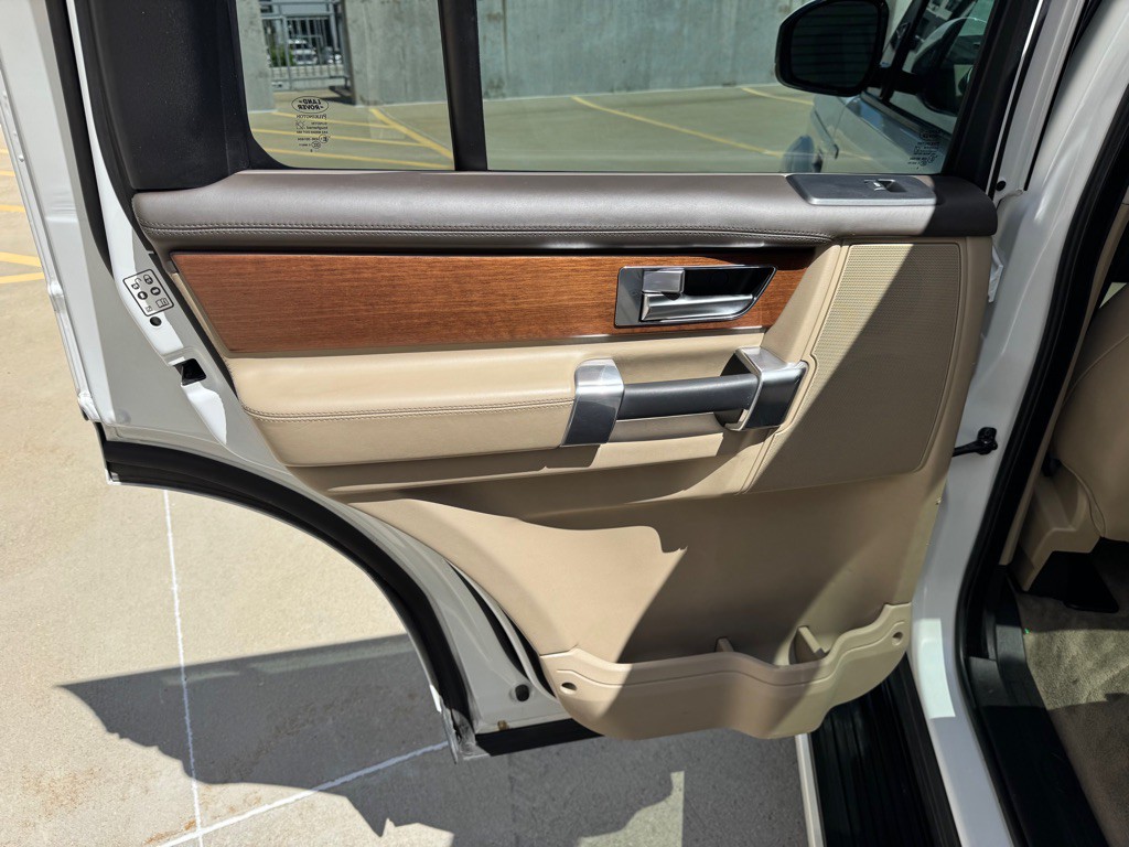 2016 Land Rover LR4 Image 24