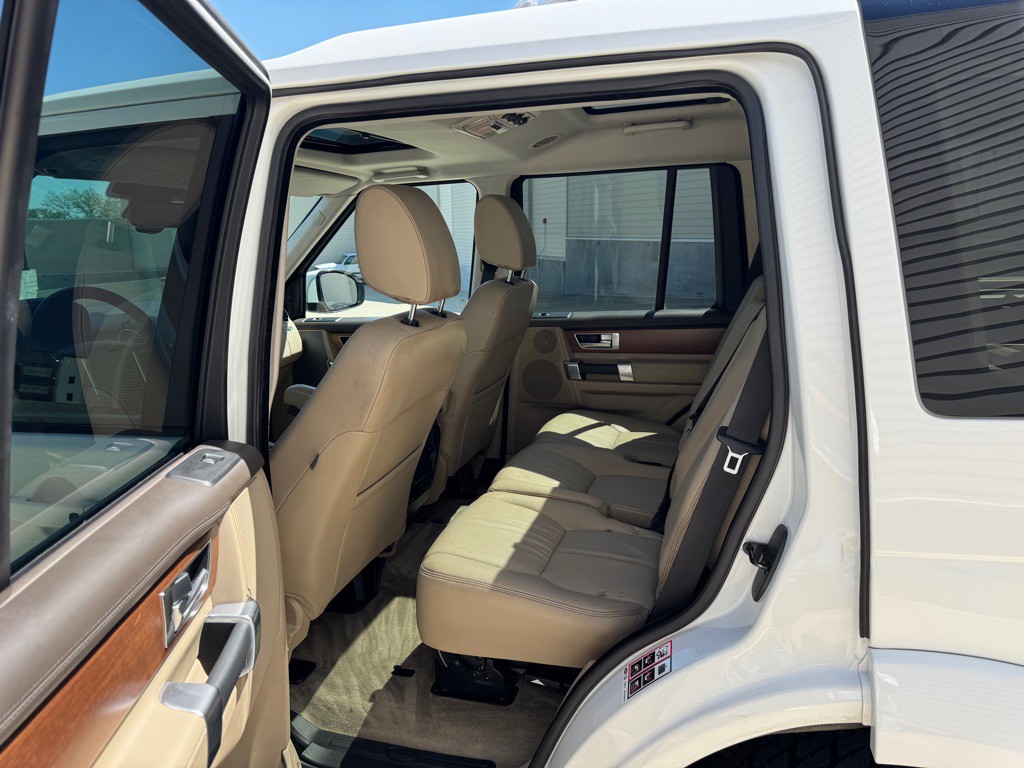 2016 Land Rover LR4 Image 25