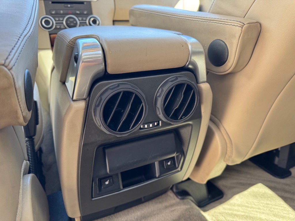 2016 Land Rover LR4 Image 27