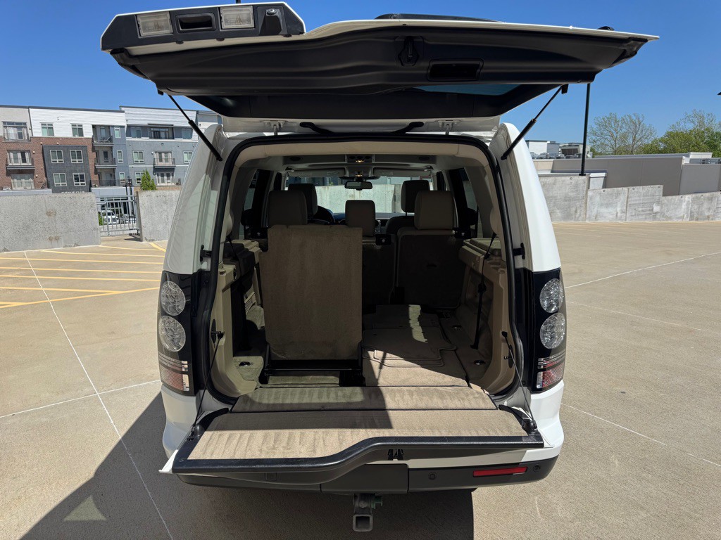 2016 Land Rover LR4 Image 28