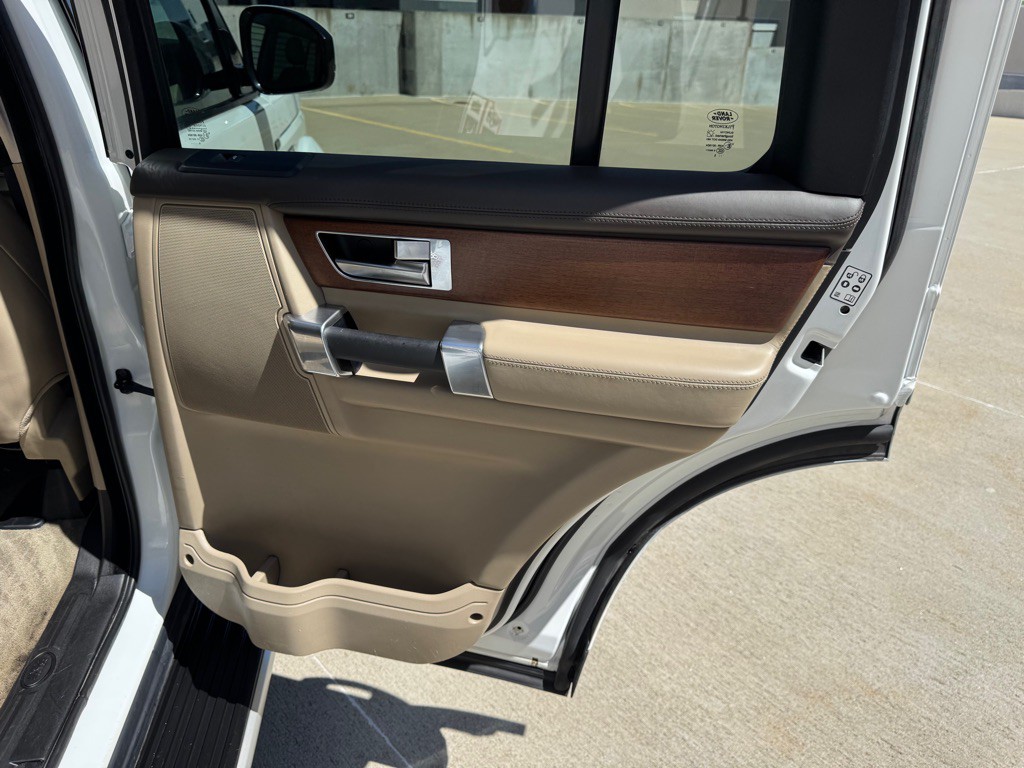 2016 Land Rover LR4 Image 30
