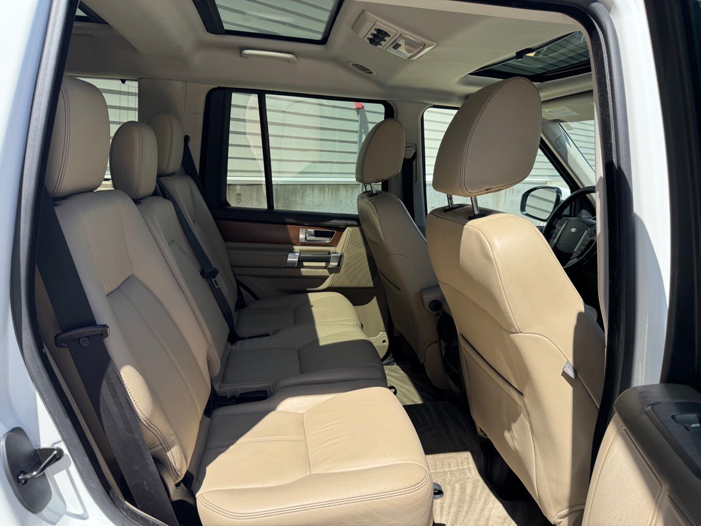 2016 Land Rover LR4 Image 31
