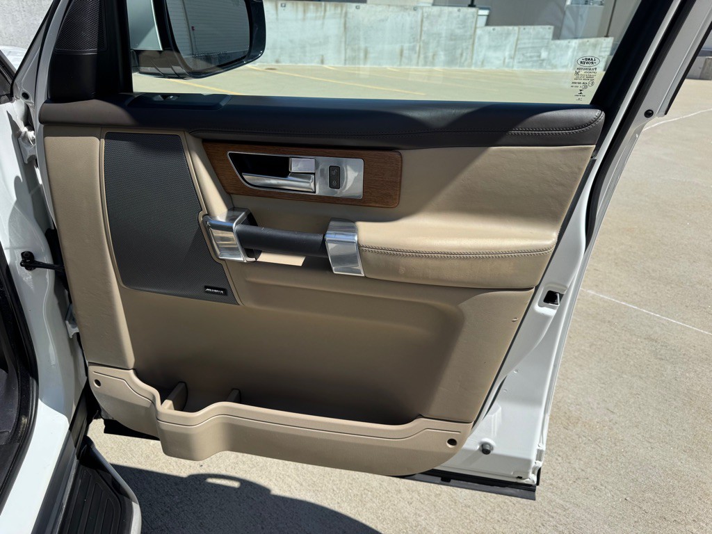 2016 Land Rover LR4 Image 32