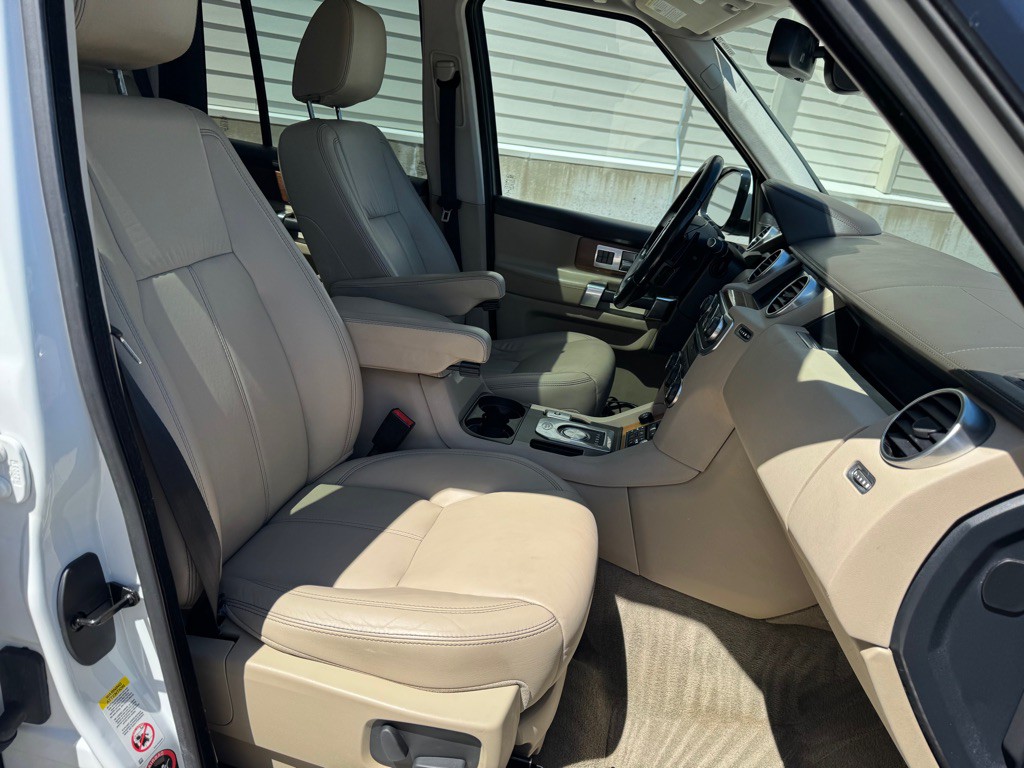 2016 Land Rover LR4 Image 34