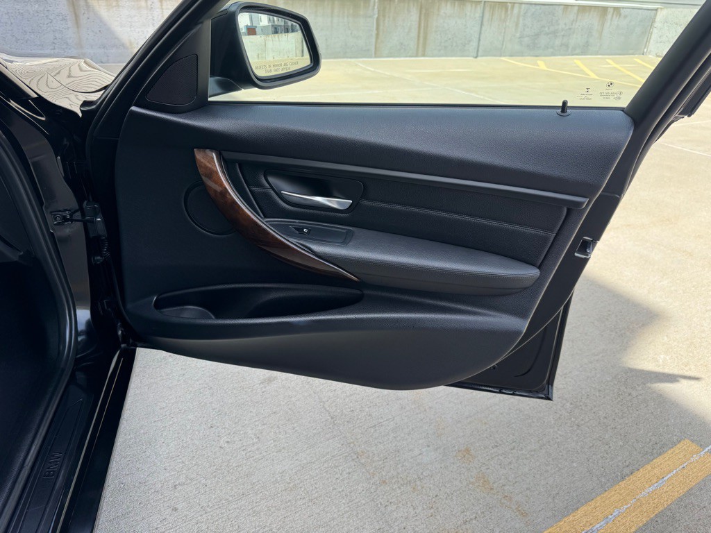 2015 BMW 3 Series Image 24