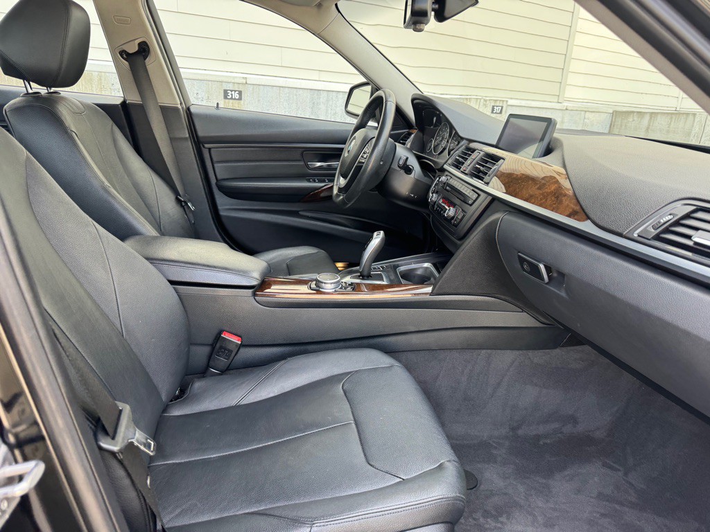 2015 BMW 3 Series Image 25