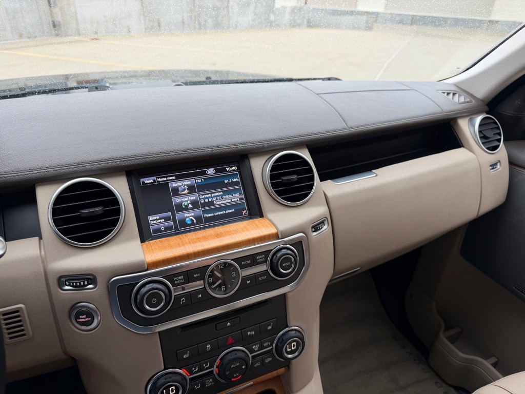 2013 Land Rover LR4 Image 17