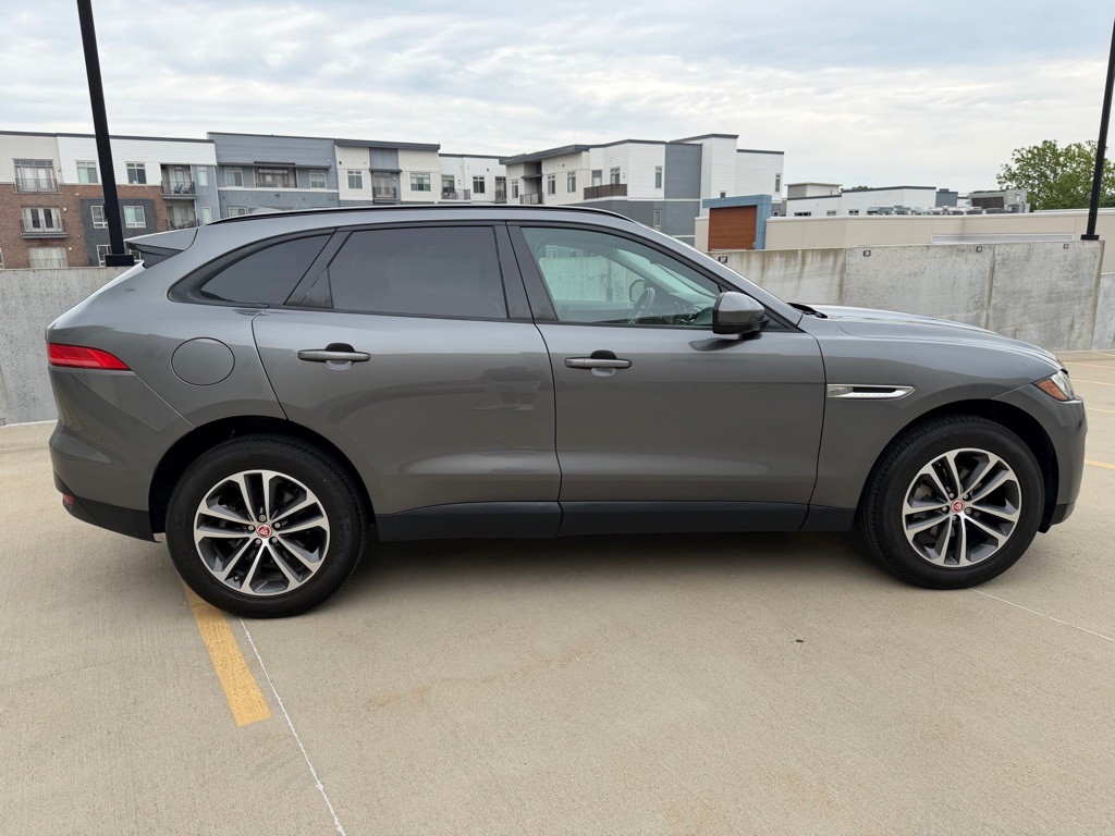 2018 Jaguar F-PACE Image 2