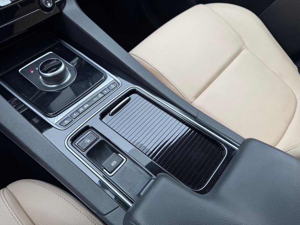 2018 Jaguar F-PACE Image 18