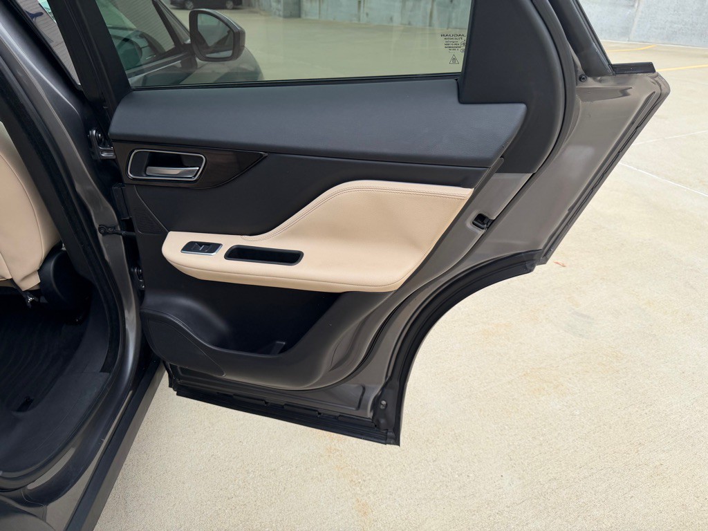 2018 Jaguar F-PACE Image 21