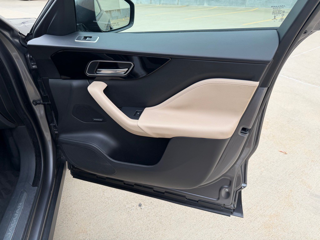 2018 Jaguar F-PACE Image 23