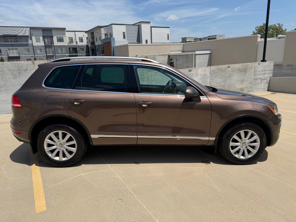 2012 Volkswagen Touareg Image 2