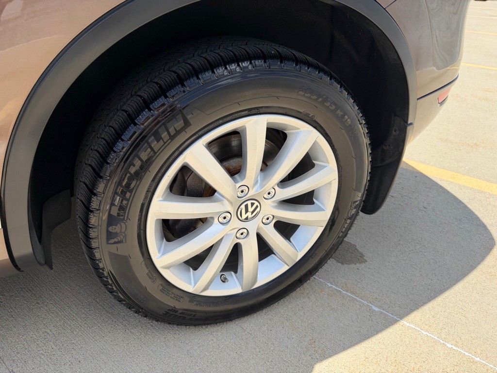 2012 Volkswagen Touareg Image 9