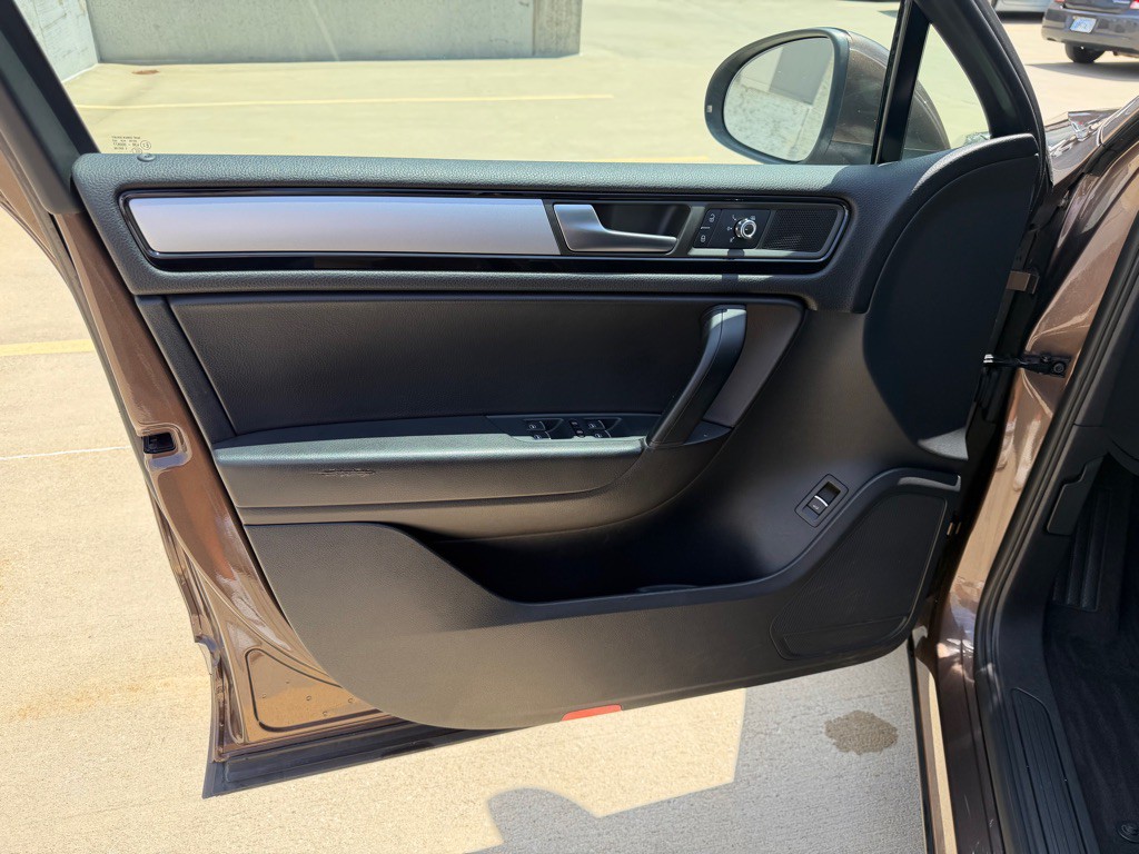 2012 Volkswagen Touareg Image 10
