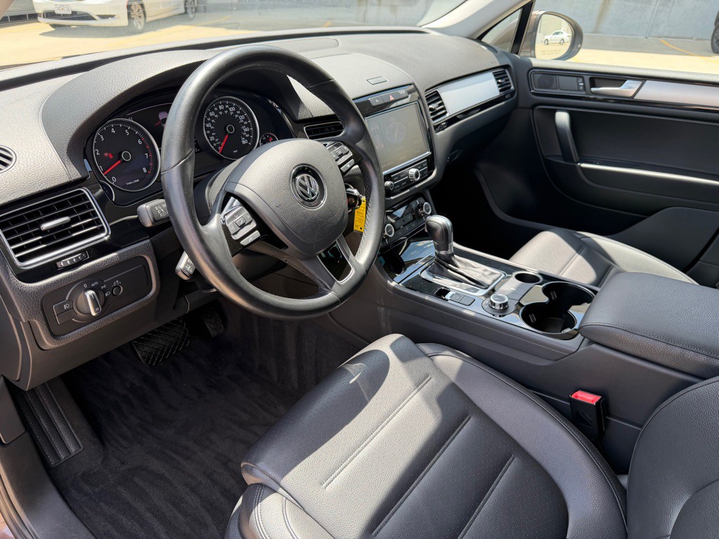 2012 Volkswagen Touareg Image 11
