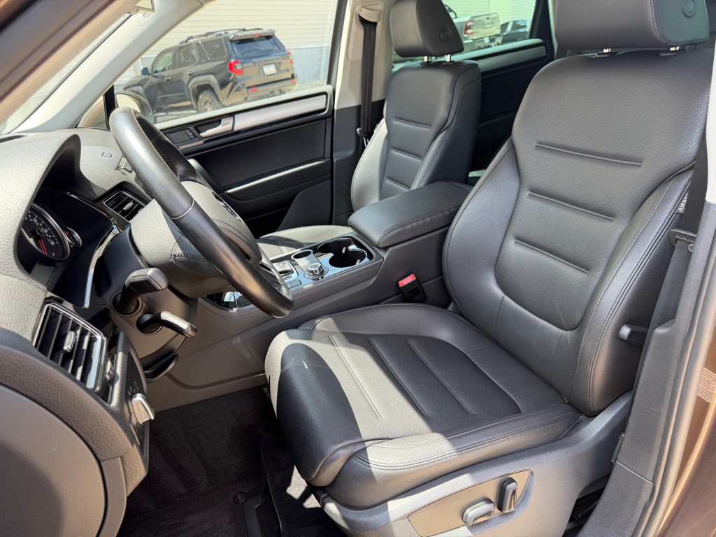 2012 Volkswagen Touareg Image 12