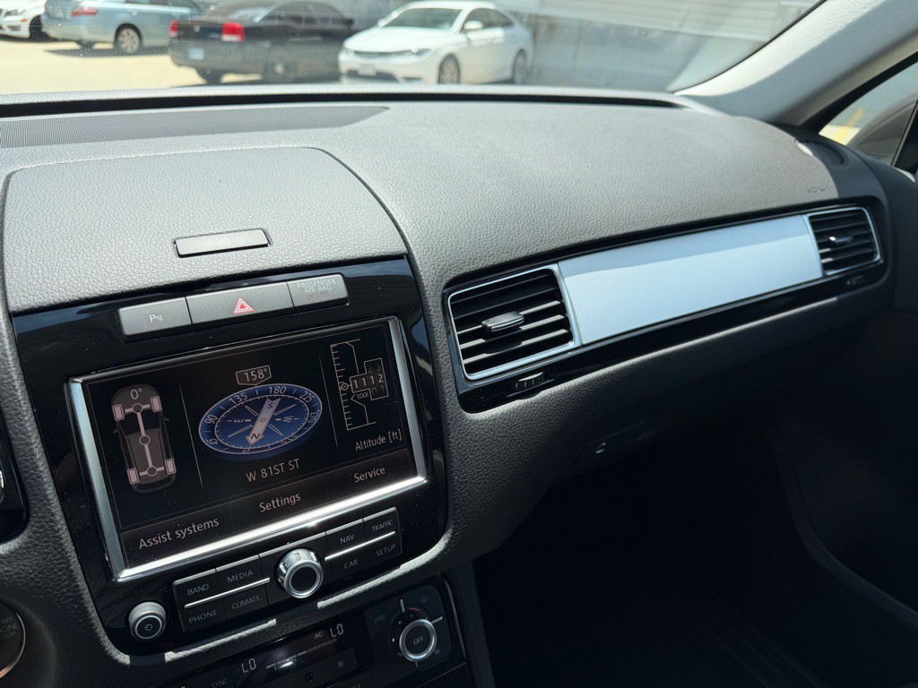 2012 Volkswagen Touareg Image 15
