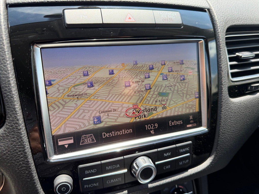 2012 Volkswagen Touareg Image 16