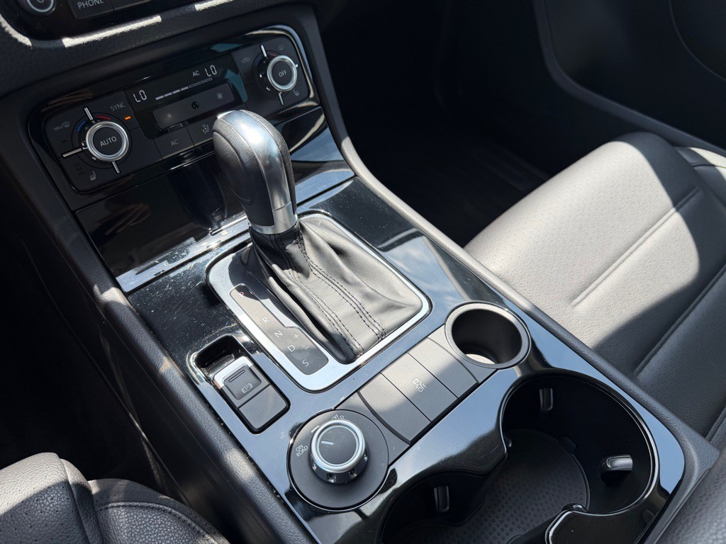 2012 Volkswagen Touareg Image 17