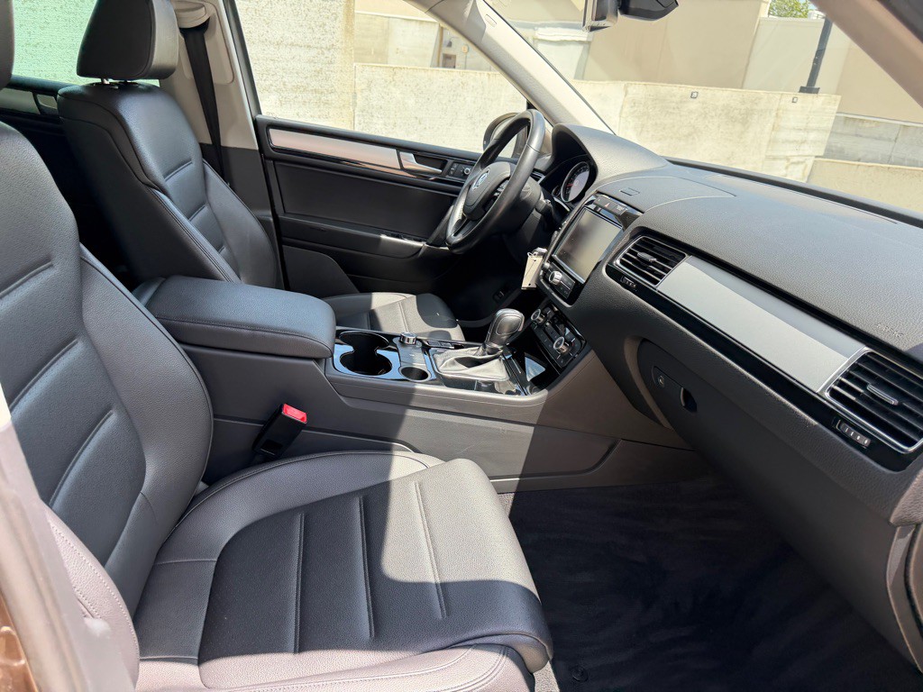 2012 Volkswagen Touareg Image 24
