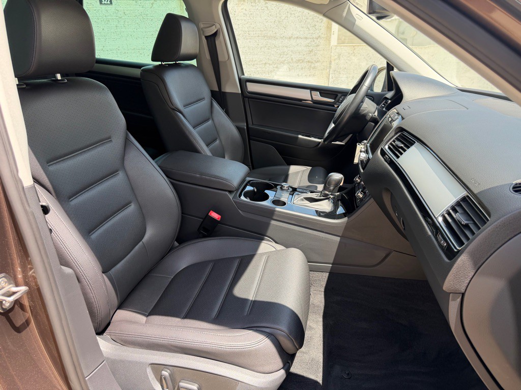 2012 Volkswagen Touareg Image 25