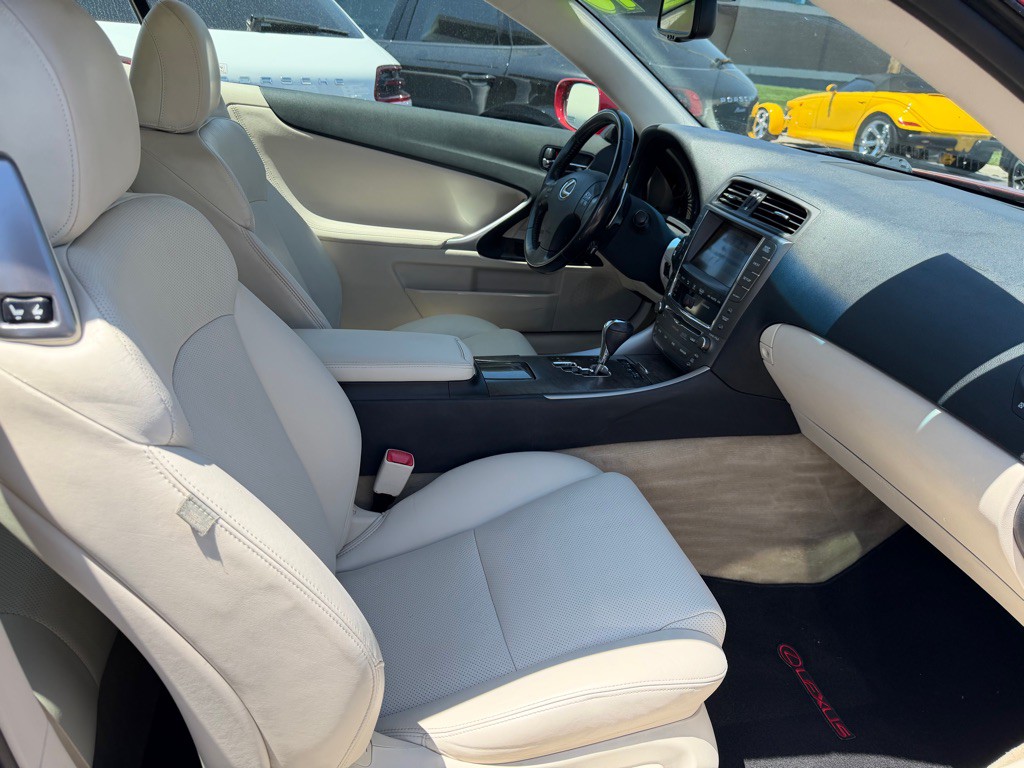 2010 Lexus IS Image 30