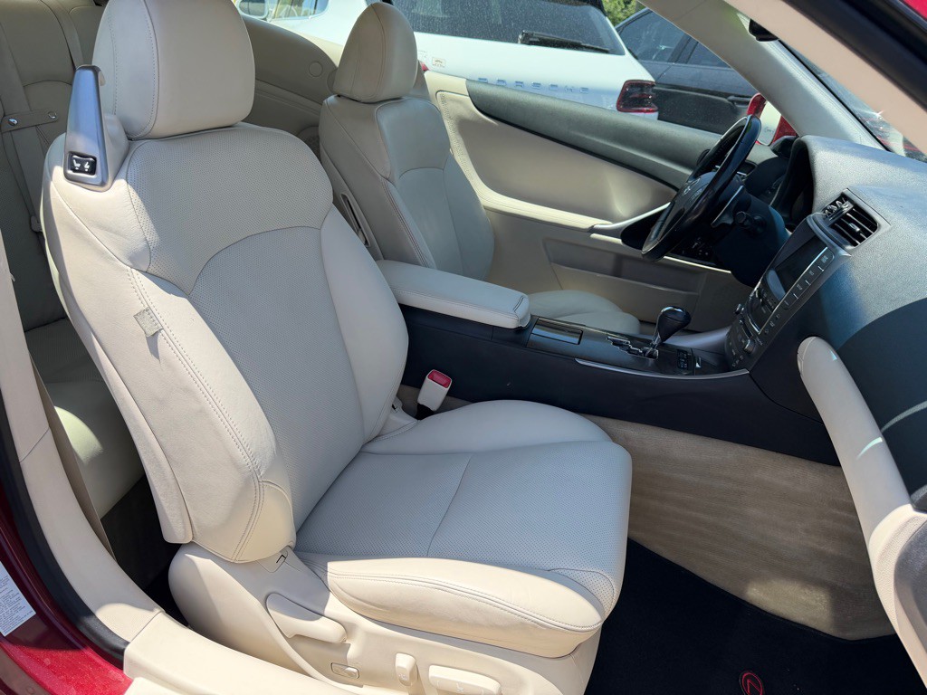 2010 Lexus IS Image 31