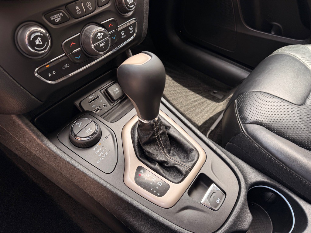2015 Jeep Cherokee Image 16