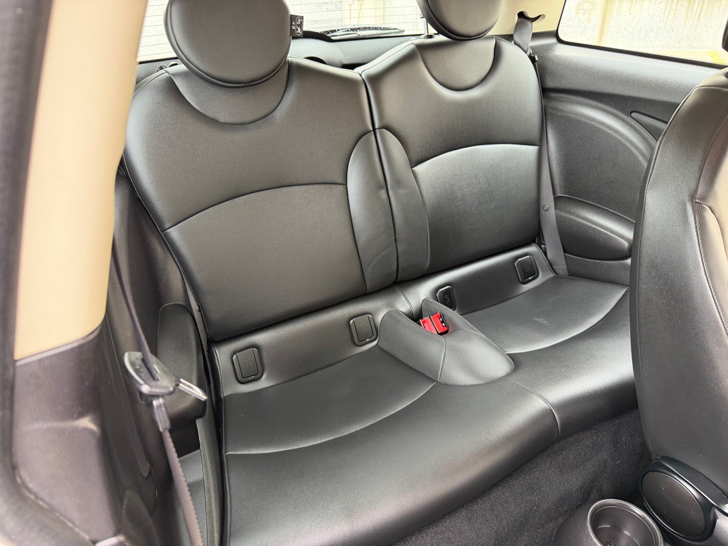 2012 MINI Cooper Image 17
