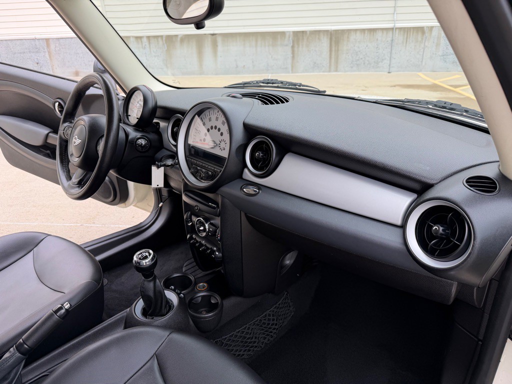 2012 MINI Cooper Image 18