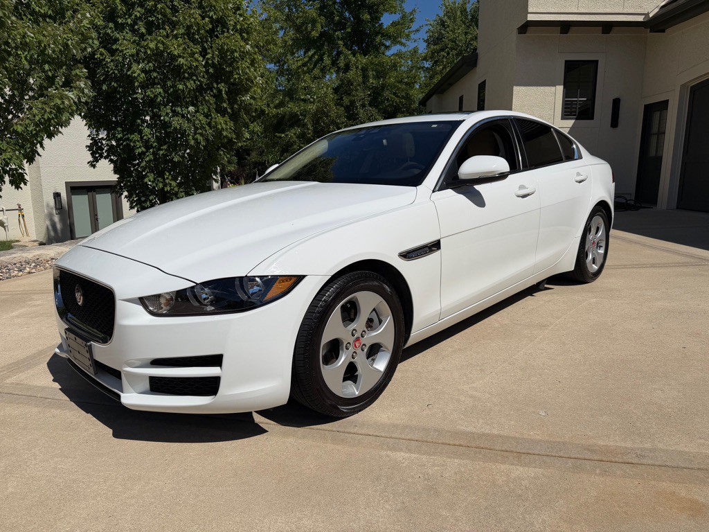 2017 Jaguar XE Image 3