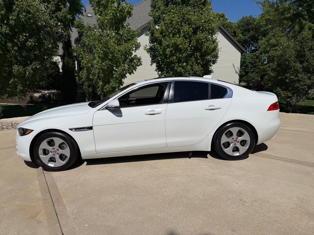 2017 Jaguar XE Image 4