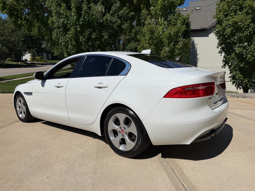 2017 Jaguar XE Image 5