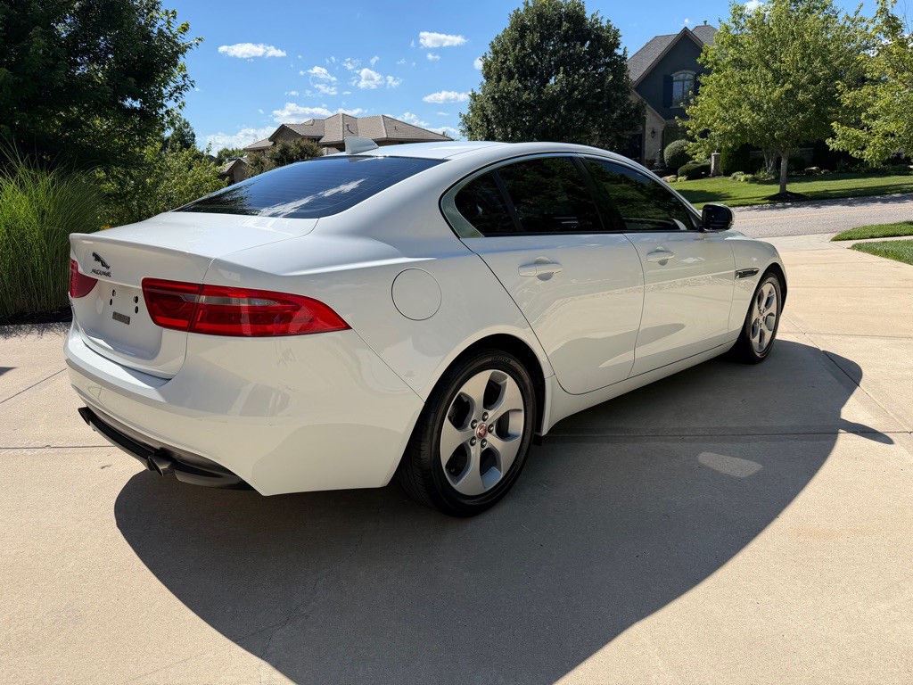 2017 Jaguar XE Image 7