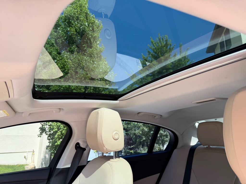 2017 Jaguar XE Image 10