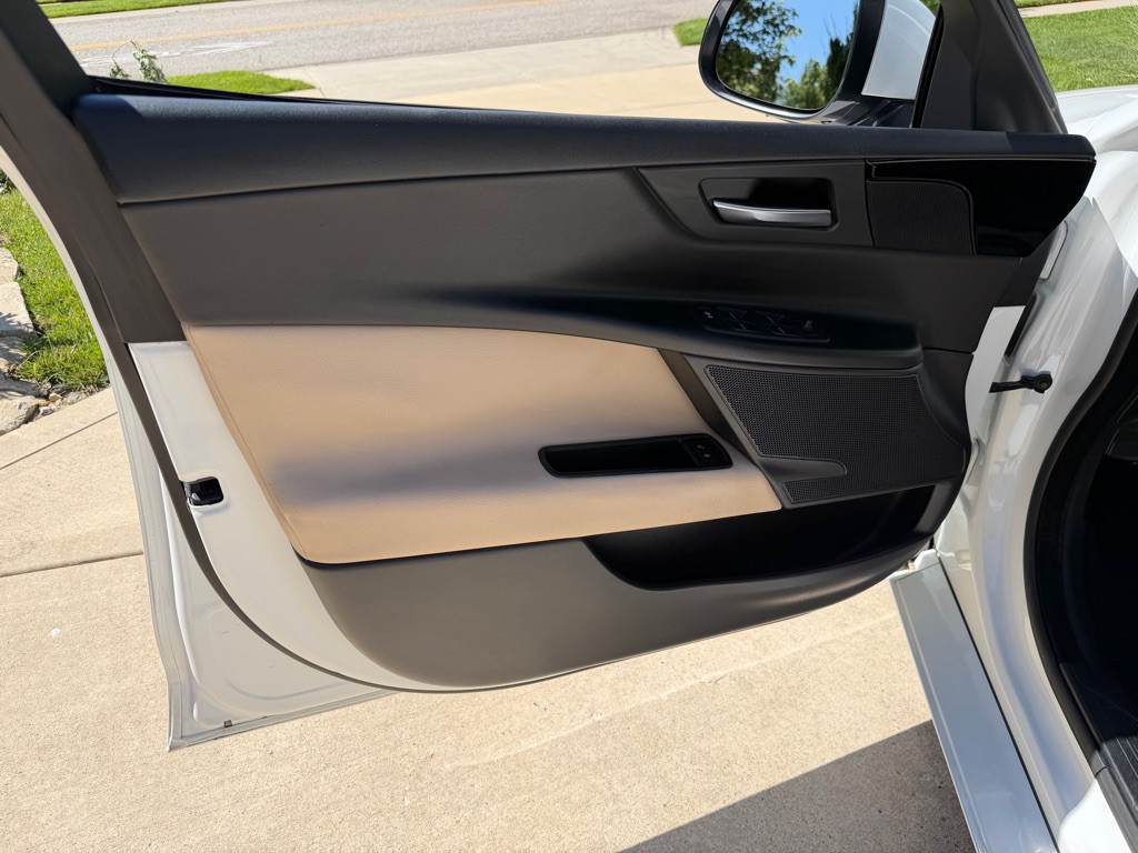 2017 Jaguar XE Image 11