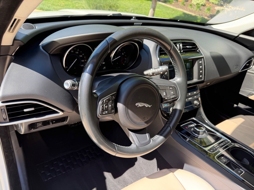 2017 Jaguar XE Image 12