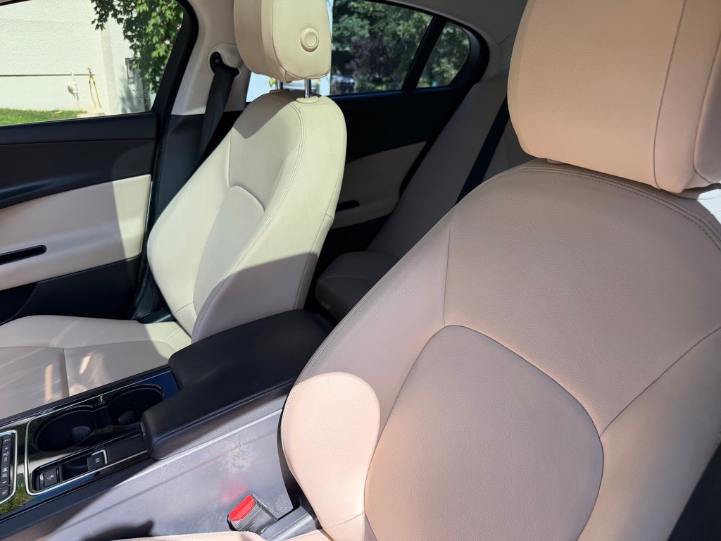 2017 Jaguar XE Image 16