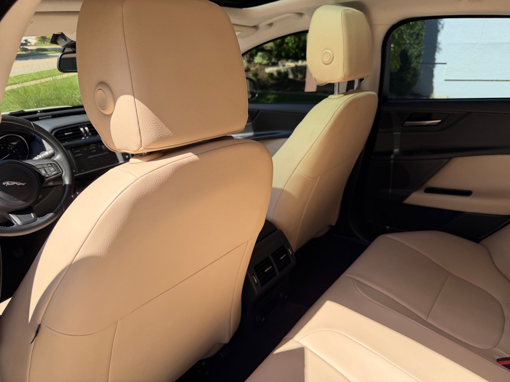 2017 Jaguar XE Image 17
