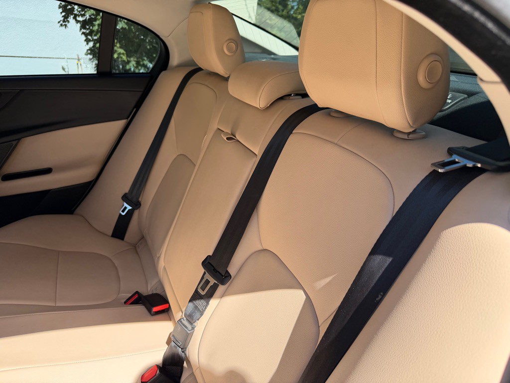 2017 Jaguar XE Image 19