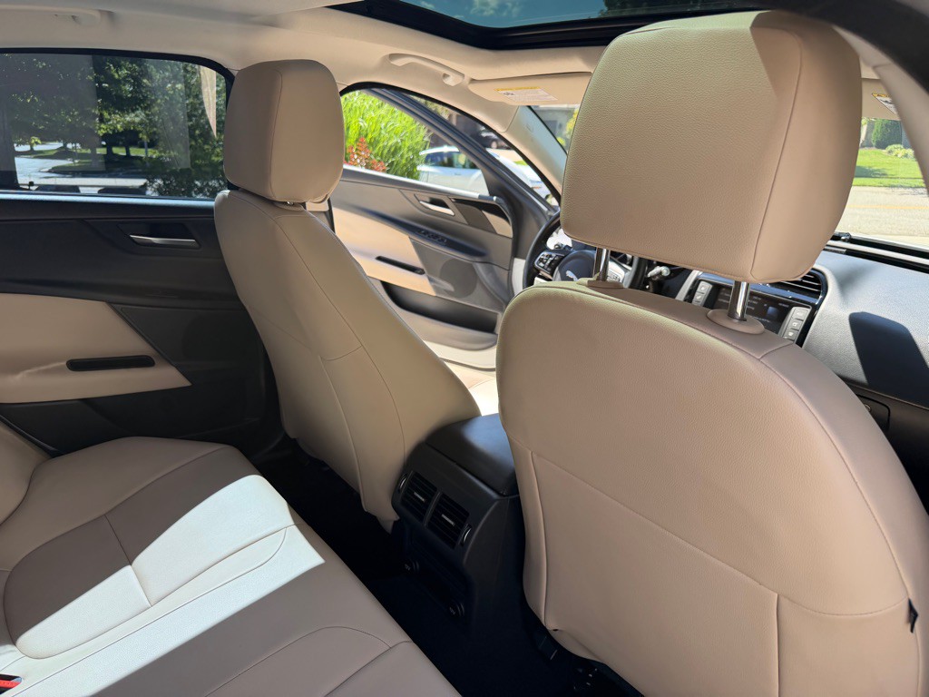2017 Jaguar XE Image 20