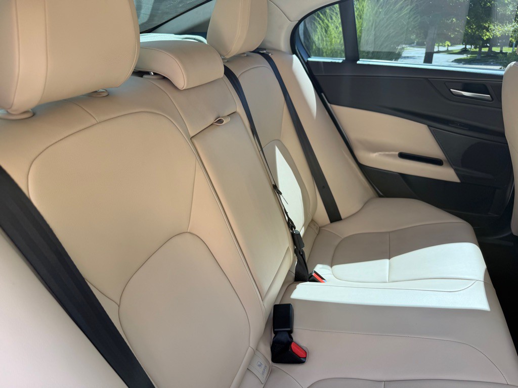 2017 Jaguar XE Image 22