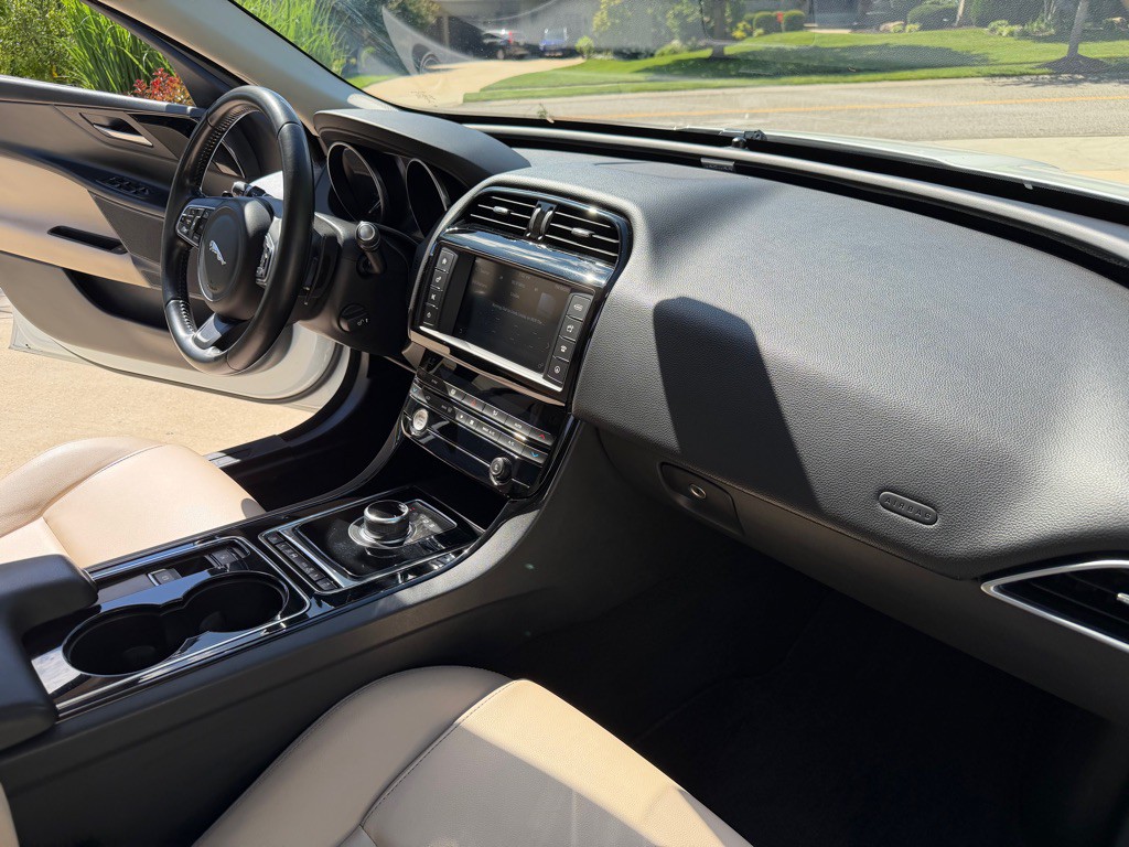 2017 Jaguar XE Image 23